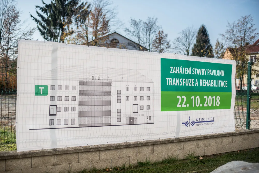 Budějcká nemocnice zahájila stavbu nového pavilonu transfuze a rehabilitace, ale i prádelny