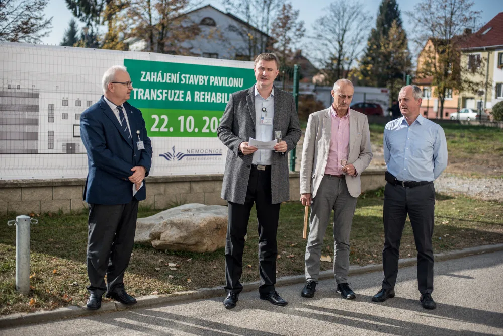 Budějcká nemocnice zahájila stavbu nového pavilonu transfuze a rehabilitace, ale i prádelny
