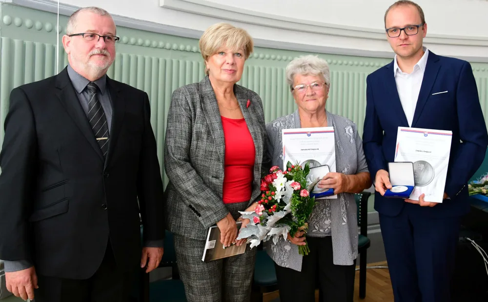 Plakety předala hejtmanka Jihočeského kraje Ivana Stráská