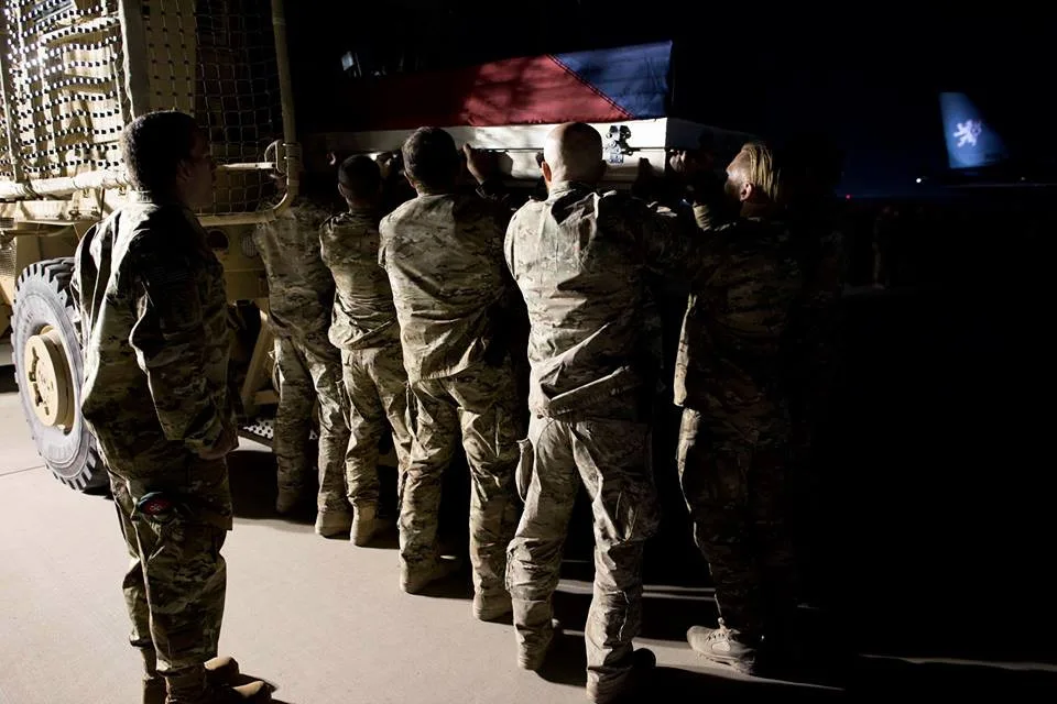 S Procházkou se už před odletem z Afghánistánu na bagrámském letišti rozloučili jeho kolegové.