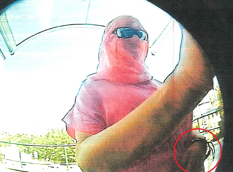Zahalená osoba by mohla pomoct českokrumlovským policistům objasnit případ
