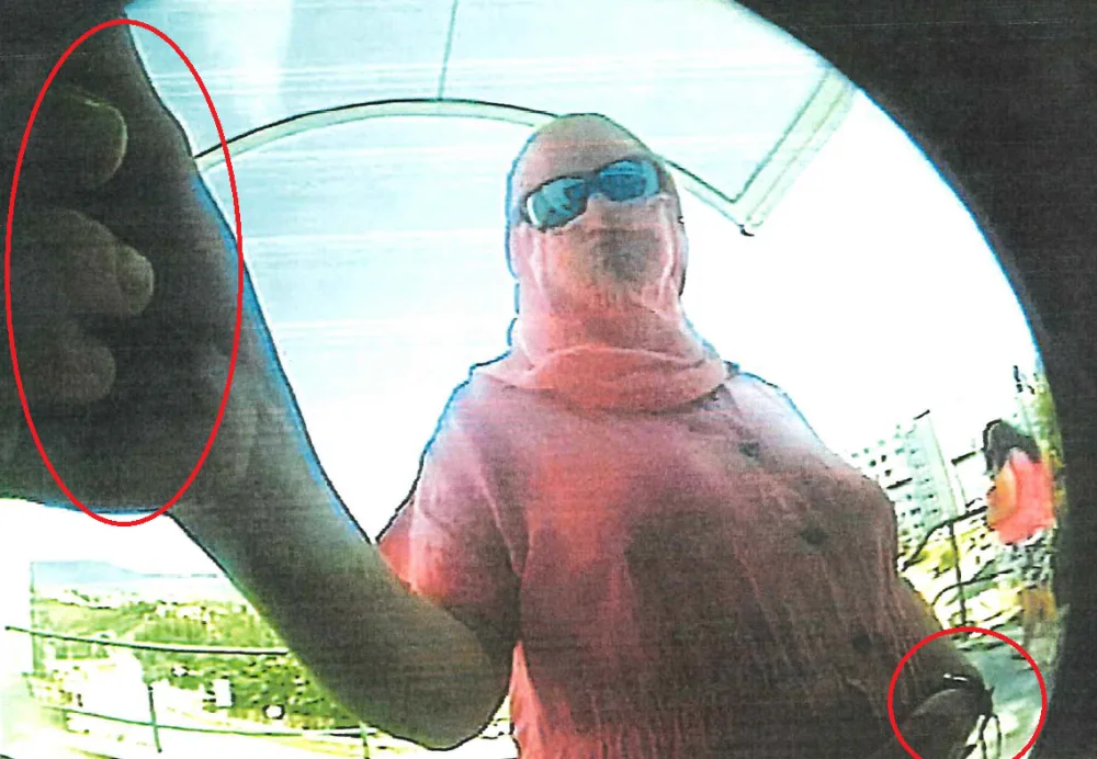 Zahalená osoba by mohla pomoct českokrumlovským policistům objasnit případ