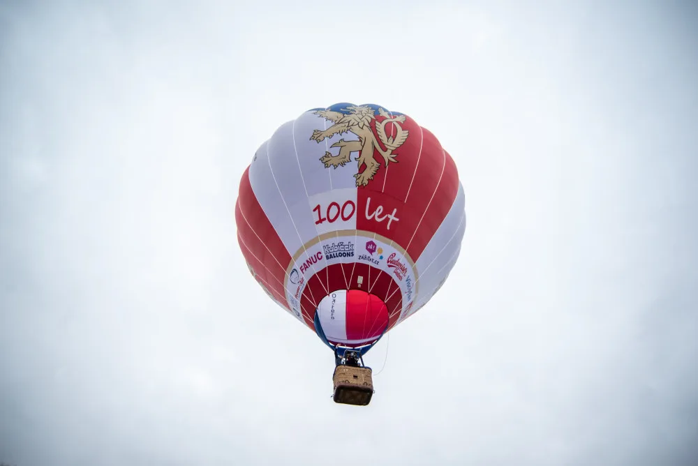 Unikátní balon k oslavám republiky se proletěl nad městem