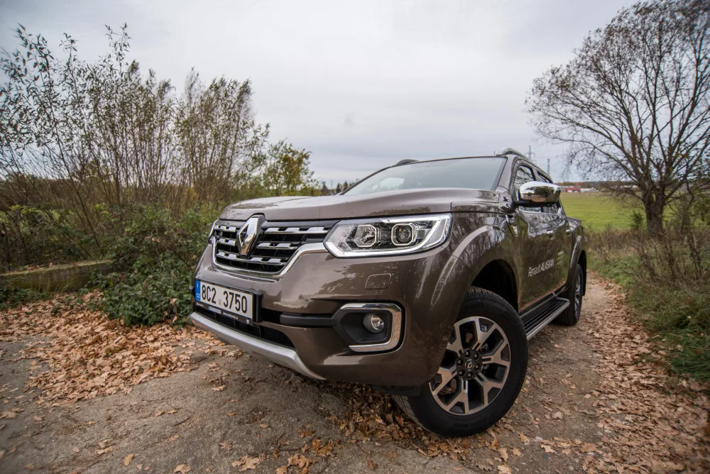 Dělník i výletník. Terénní pick-up Alaskan nabízí za bezkonkurenční cenu skvělé jízdní vlastnosti.