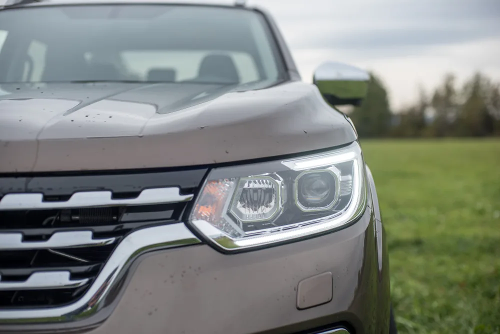 Dělník i výletník. Terénní pick-up Alaskan nabízí za bezkonkurenční cenu skvělé jízdní vlastnosti.