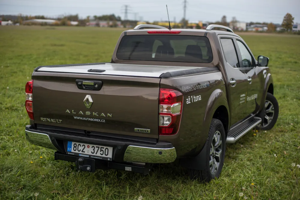 Dělník i výletník. Terénní pick-up Alaskan nabízí za bezkonkurenční cenu skvělé jízdní vlastnosti.