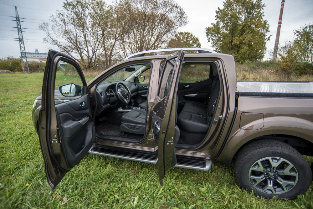 Dělník i výletník. Terénní pick-up Alaskan nabízí za bezkonkurenční cenu skvělé jízdní vlastnosti.
