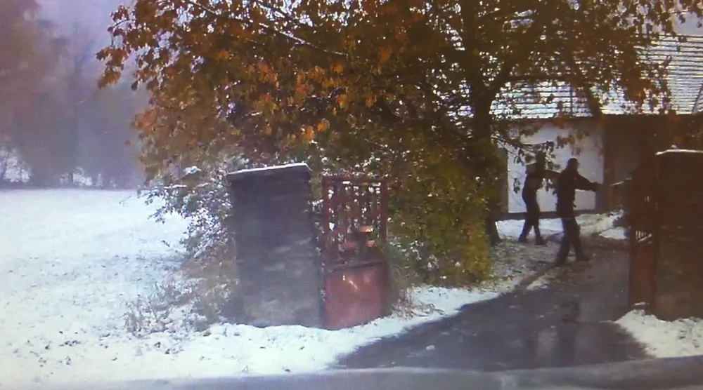 Ujíždějícího řidiče nezastavil ani policejní zátaras