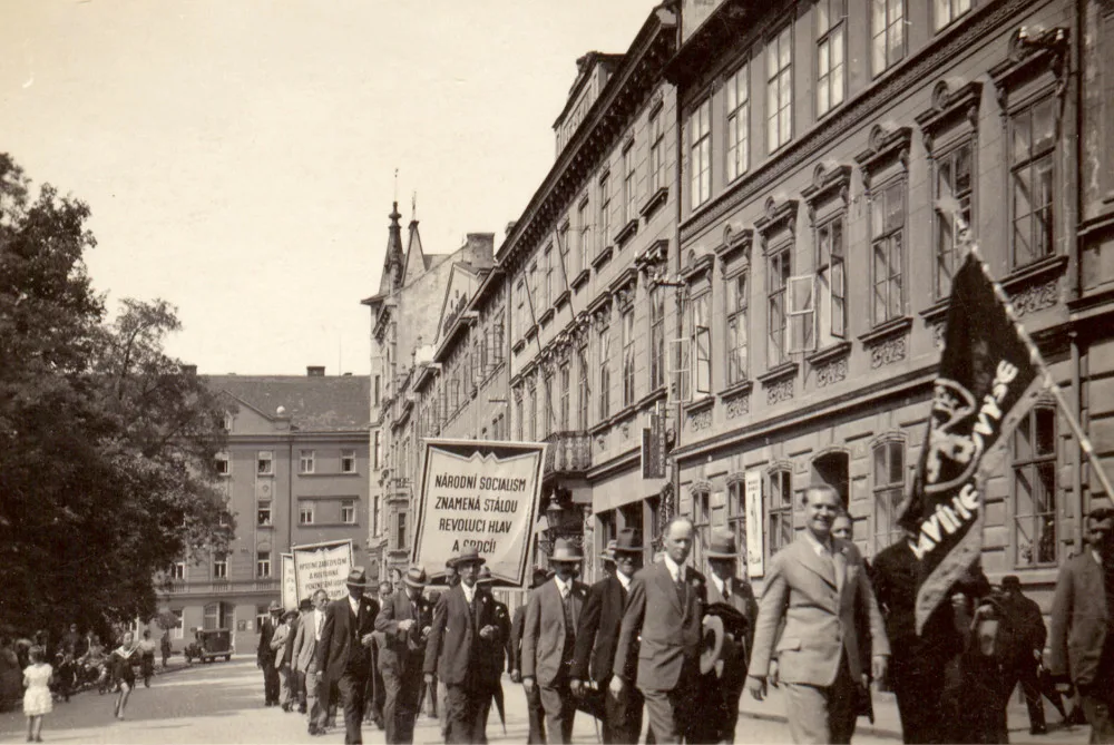 Průvod strany národně sociální Na sadech u Besedy před rokem 1932.