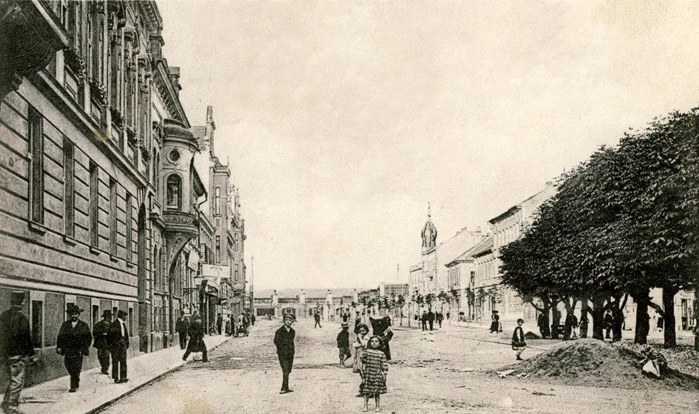Lannovka v záběru od Štítného ulice k nádraží, vlevo Gellertův dům.