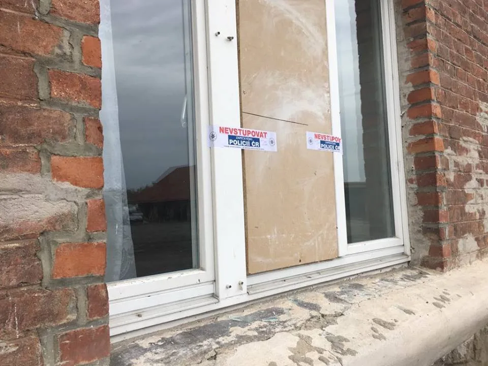 Páskou oblepené okno na místě činu.