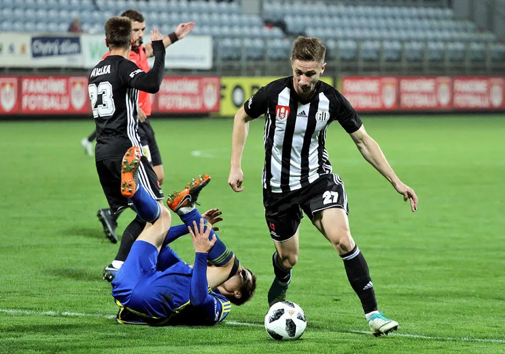 Souboj tělo na tělo mezi Matějem Mršičem a Vladislavem Levinem posoudil rozhodčí jako nedovolený zákrok domácího štírka