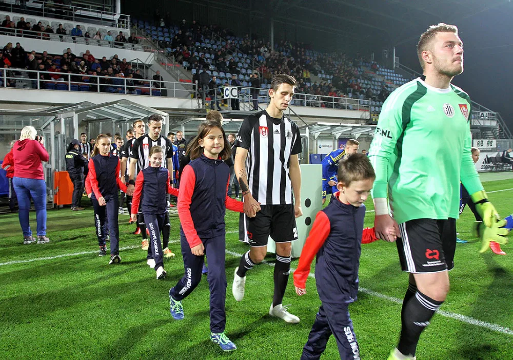 Hráče tentokrát na hřiště zaváděli malí hasiči