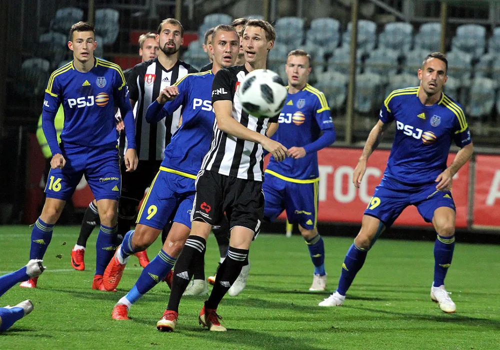 Balón z vápna odhlavičkoval jeden z hostujících hráčů