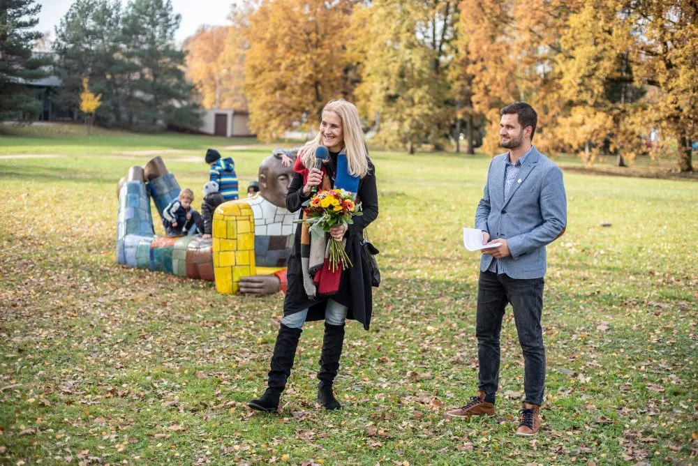 Pestrobarevné sochy oficiálně přivítal mim. Zátěžovou zkoušku provedly děti