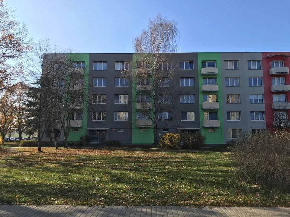 Od dnešního rána vyšetřují jihočeští kriminalisté pád ženy a dítěte z okna panelového domu na jednom budějckém sídlišti.