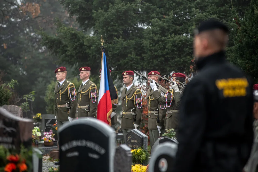 S Tomášem Procházkou se přišly v Prachaticích rozloučit stovky lidí