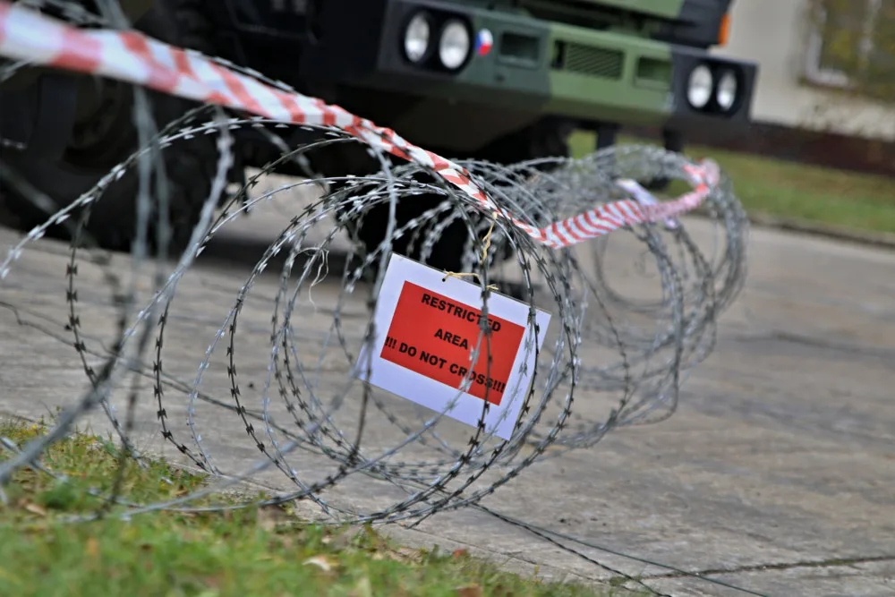Místa velení jednotky a řízení palby jsou střežena
