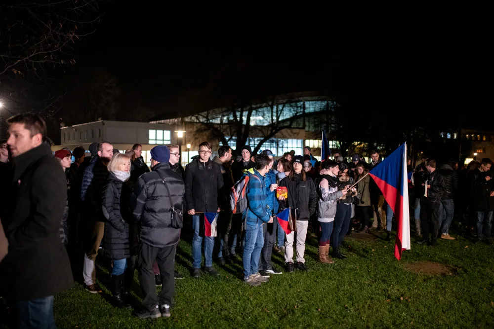 Na Sokolském ostrově se cinkalo klíčema. Lidé požadují demisi Andreje Babiše