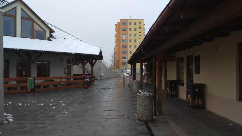 Restaurace a bar na Máji, kde se porvalo několik desítek hostů