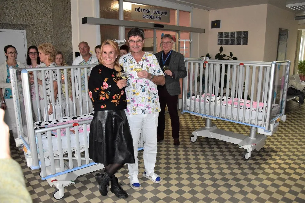 Nadace Kapka naděje předala Nemocnici Strakonice dvě speciální lůžka pro dětské pacienty