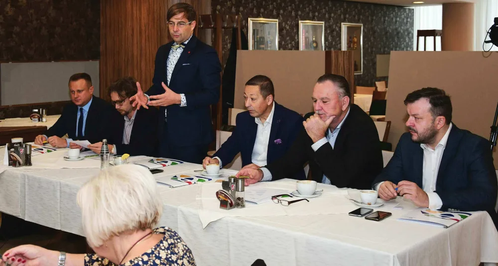 Náměstek ministra spravedlnosti Michal Franěk (druhý zleva), místopředseda Krajského soudu v Českých Budějovicích Zdeněk Strnad (třetí zleva) a ředitel krajského úřadu Milan Kučera (čtvrtý zleva)
