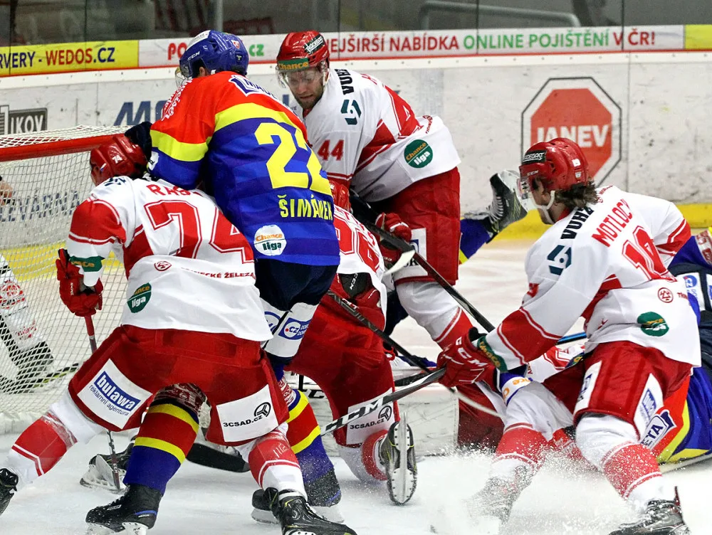Obrovský závar před Danečkem. Ve skrumáži těl se nejlépe zorientoval Lukáš Endál (mimo záběr) a vstřelil kontaktní branku na 2:3