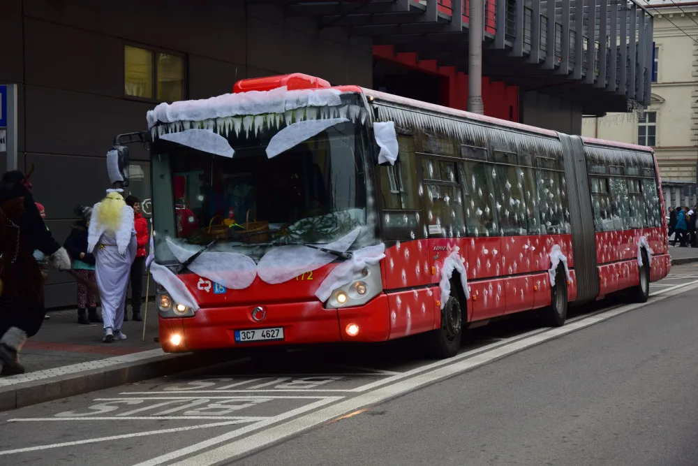 Mikuláše se svou družinou potkáte v Budějcích i v autobuse