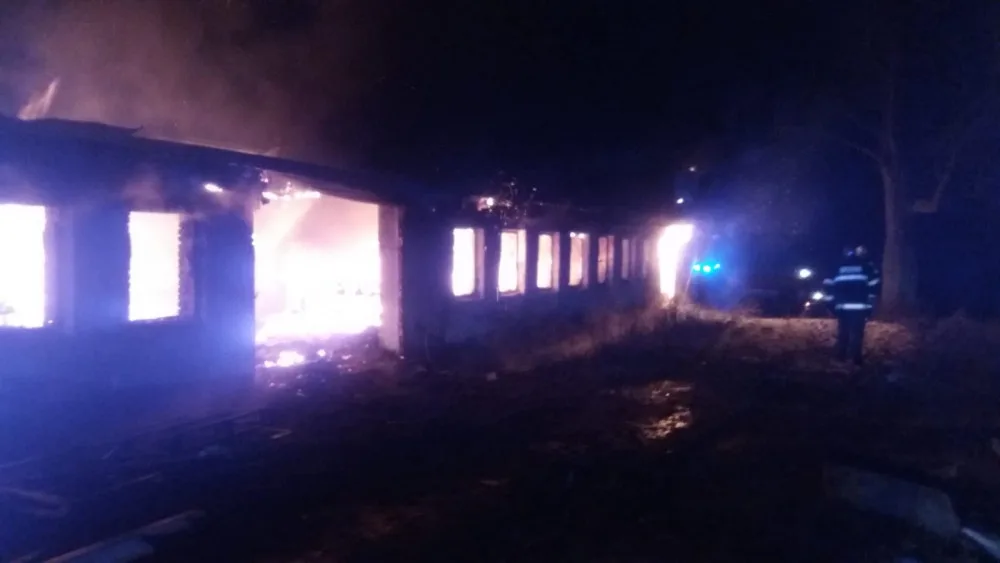 Hasiči likvidovali požár truhlárny na Strakonicku. Škoda jde do desítek milionů korun