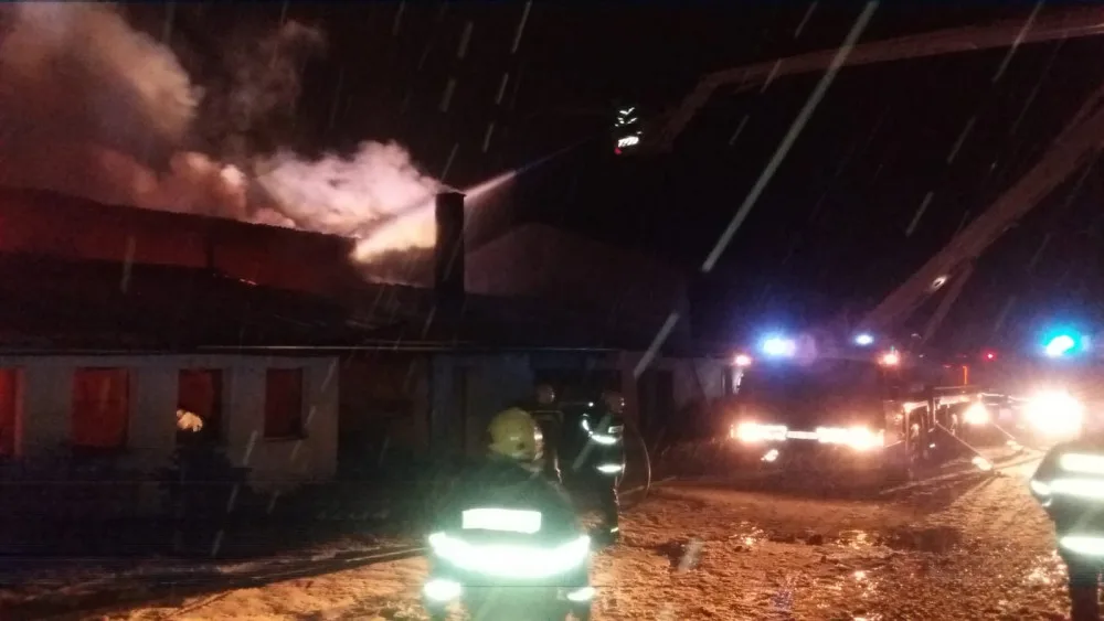 Hasiči likvidovali požár truhlárny na Strakonicku. Škoda jde do desítek milionů korun