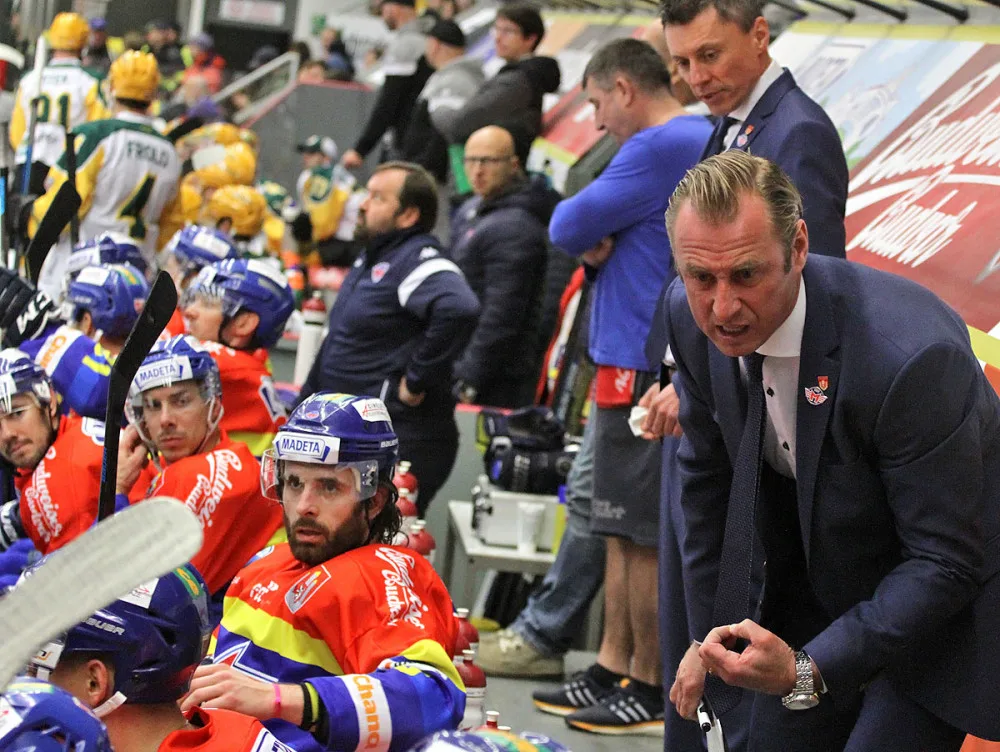 Rozzuřený kouč Václav Prospal měl svým svěřencům ve druhé třetině co říct