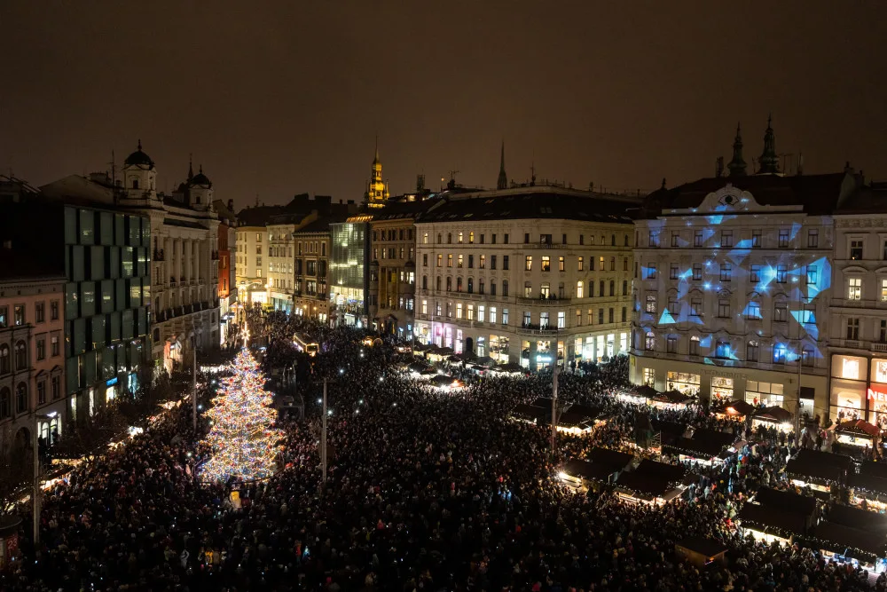 Na rozsvícení vánočního stromečku dorazily tisíce lidí.