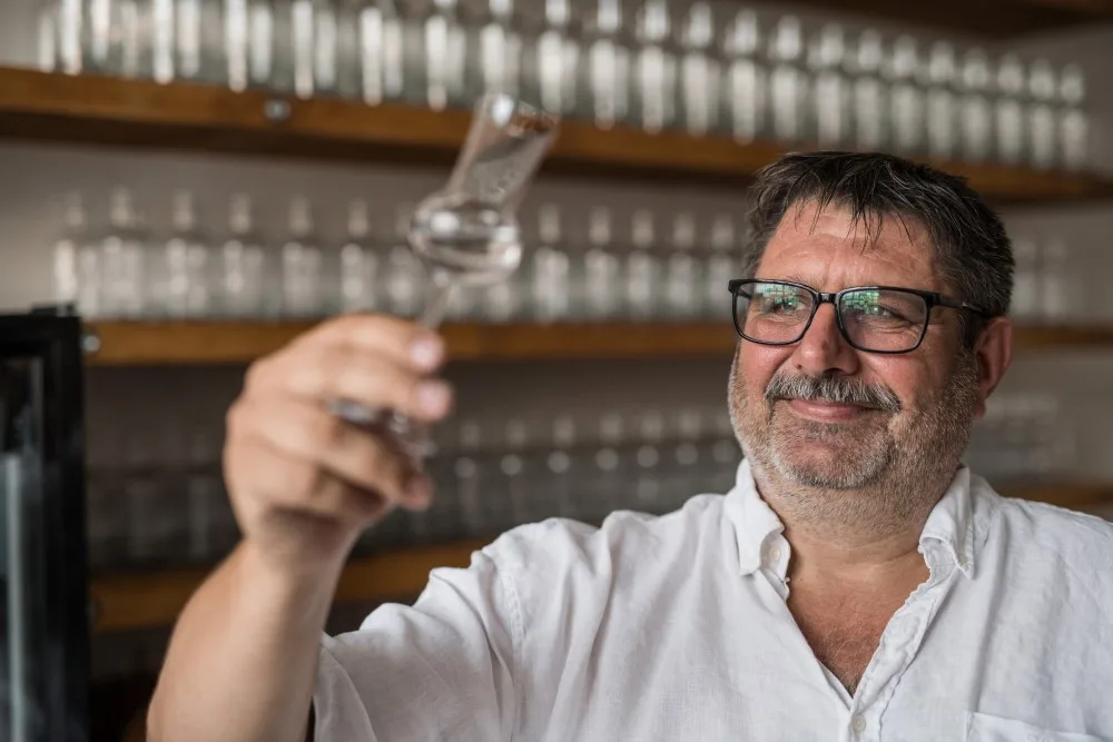 Prodal dům, skončil v práci a začal vyrábět gin. Robert Urbánek si tvrdou prací plní svůj sen