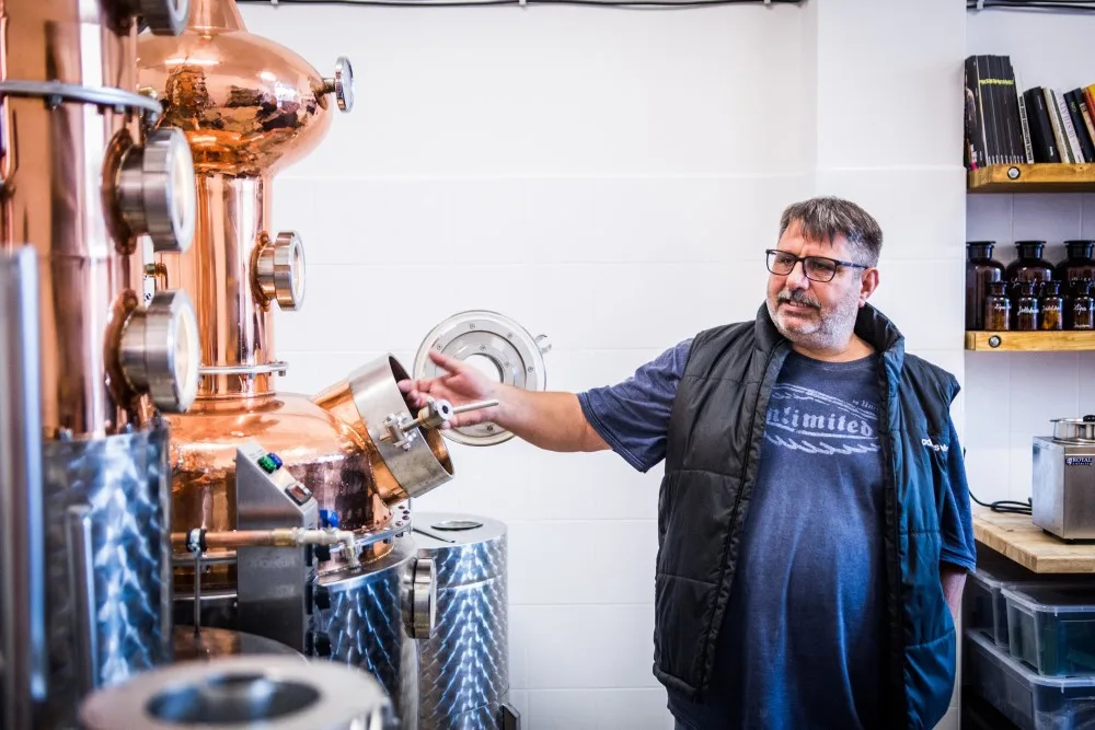 Prodal dům, skončil v práci a začal vyrábět gin. Robert Urbánek si tvrdou prací plní svůj sen