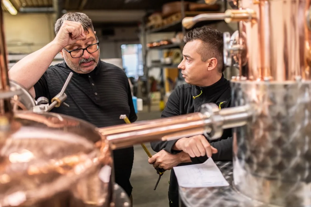 Prodal dům, skončil v práci a začal vyrábět gin. Robert Urbánek si tvrdou prací plní svůj sen