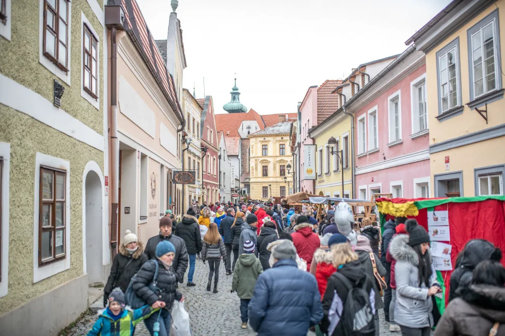 Punče a vánoční atmosféra. Třiadvacátá Staročeská ulička přilákala snad každého