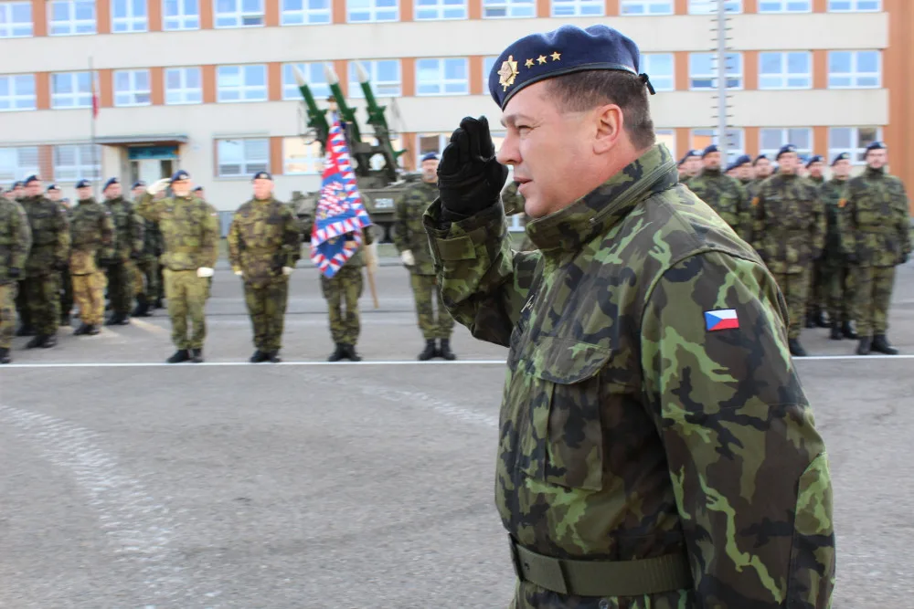 Ve strakonických kasárnách proběhl slavnostní nástup. Na snímku velitel útvaru plukovník Ján Sedliačik během přehlídky nastoupených jednotek.