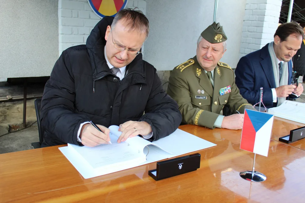 Smlouvu na dodávku protiletadlových kompletů RBS-70 nové generace podepsali náměstek Daniel Koštoval, generálmajor Jaromír Zůna a Kristian Wallin (zleva).