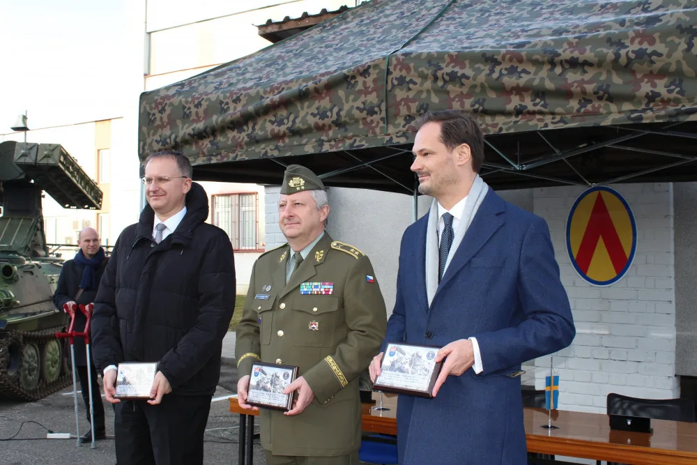 Náměstek Daniel Koštoval, generálmajor Jaromír Zůna a Kristian Wallin (zleva) obdrželi pamětní plakety.