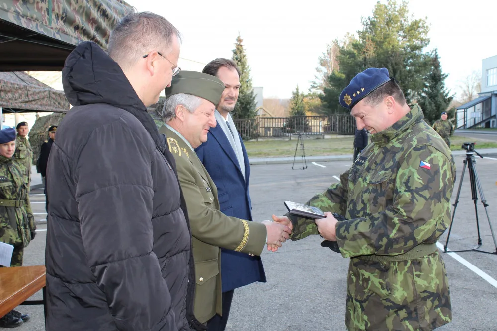 Velitel strakonického útvaru plukovník Ján Sedliačik předal během slavnostního nástupu plakety, které budou hostům připomínat podpis smlouvy.
