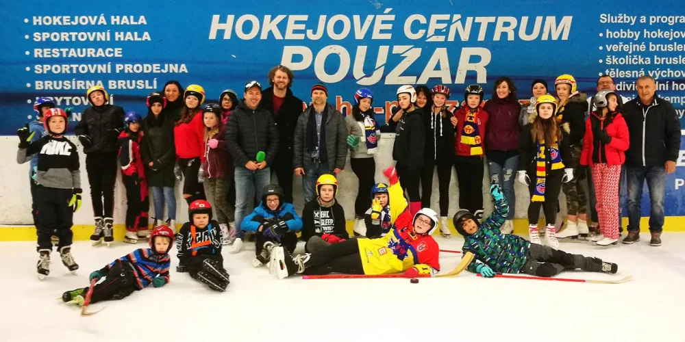 Děti z dětského domova v Hokejovém centru Pouzar