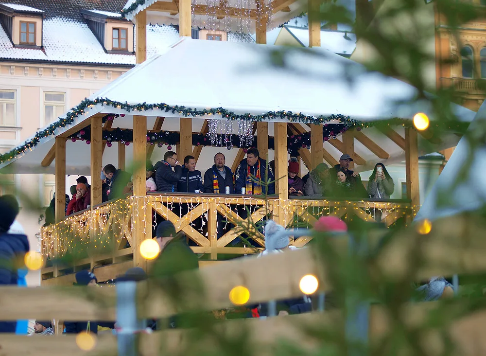 Letos se prvně mohlo připíjet na zdraví a dobrý rok 2019 na věži na ploše náměstí.