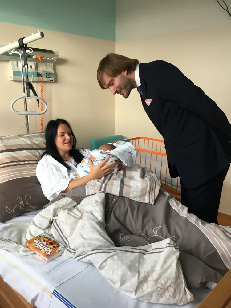 Ministr zdravotnictví Adam Vojtěch navštívil na Nový rok budějckou porodnici
