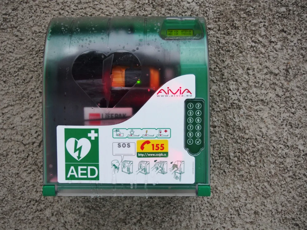 Automatický externí defibrilátor.