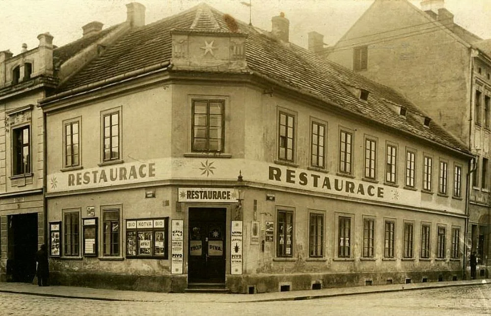 Restaurace Modrá hvězda kolem roku 1949 na nároží Lidické a Mánesovy.