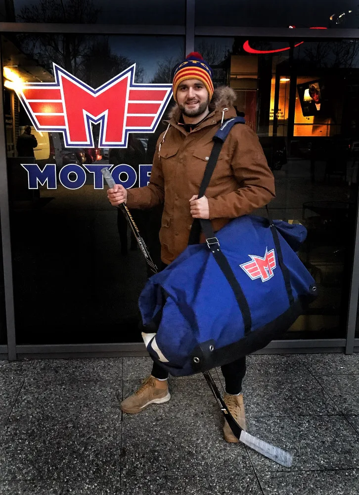 Milan Džuba se učí bruslit.