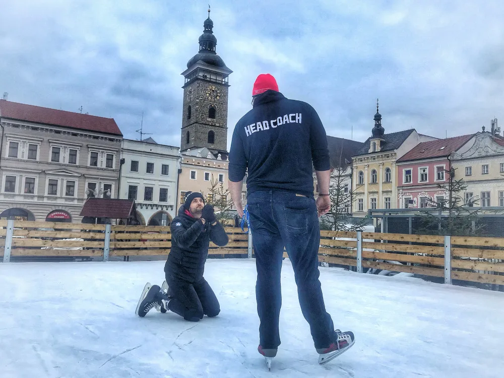 Milan Džuba se učí bruslit.