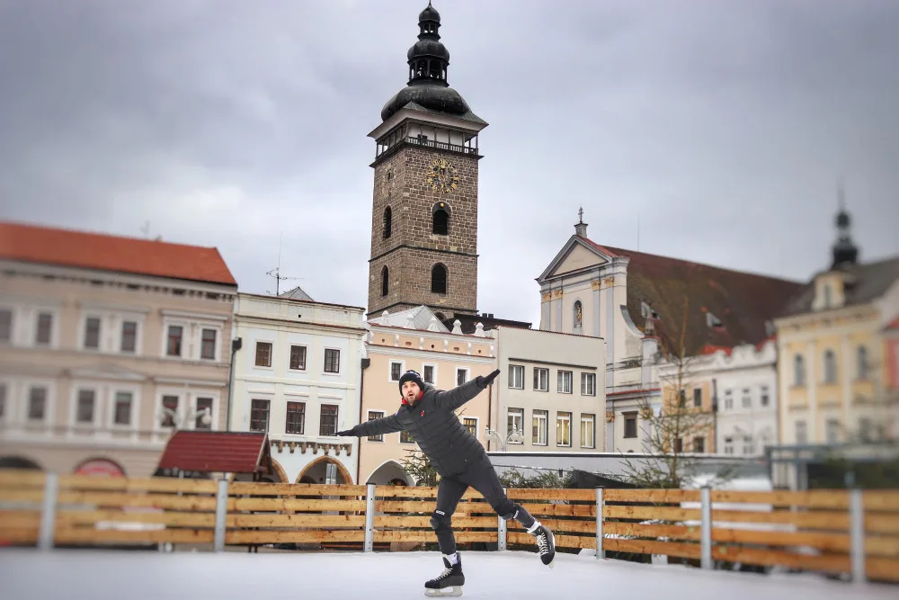Milan Džuba se učí bruslit.