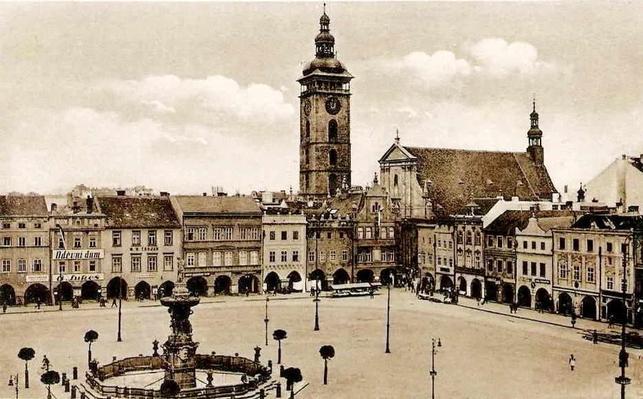 Náměstí s kašnou a stromy, kandelábry a záložnou ve 20. letech,