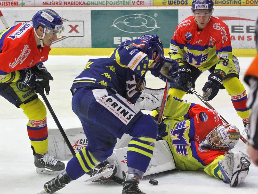 Přerovský Jakub Navrátil ve velké šanci před Petrem Kváčou